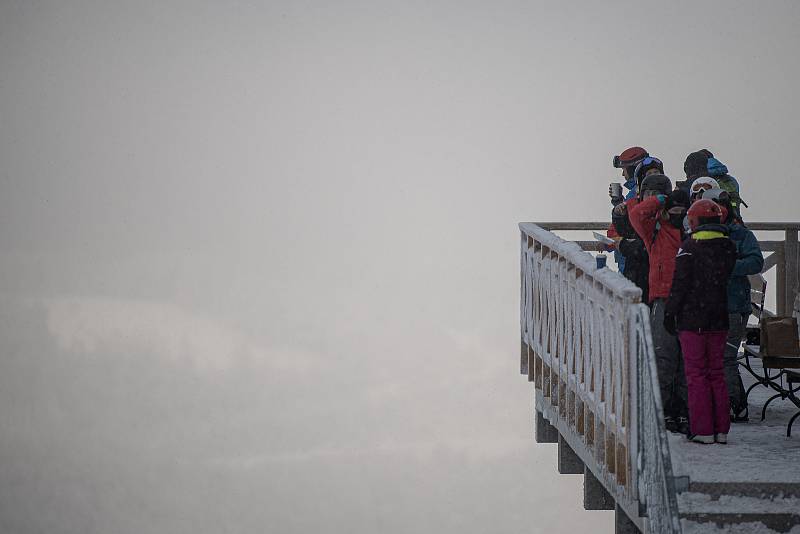 Lyžařská resort Szczyrk Mountain Resort, 12. února 2021 v Szczyrk, Polsko. Od 12. února budou v Polsku s omezenou kapacitou po dobu dvou týdnů podmíněně otevřeny hotely, kina, divadla, filharmonické sály a opery, bazény a sjezdovky.