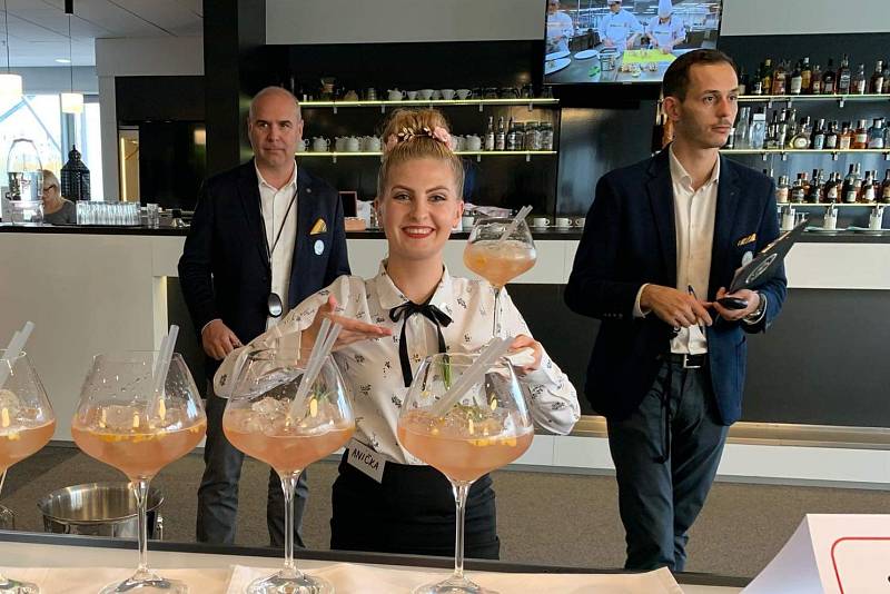 Anna Králová při prezentaci drinku. Kuchaři a číšníci SŠSS z Hrabůvky úspěšně reprezentovali Ostravu na 7. ročníku celostátní gastronomické soutěže MAKRO HoReCa Pětiboj 11. a 12. 10. 2019 v pražské Makro Akademii.