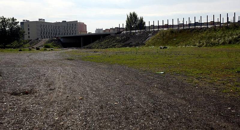 Prodloužená Místecká, která má napojit dálnici D47 na centrum Ostravy, je takřka před dokončením. Otvírat se měla v lednu příštího roku. Ministr dopravy Vít Bárta ale rozhodl, že se zde s výstavbou kvůli úsporným opatřením skončí.