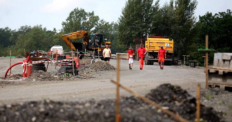 Prodloužená Místecká, která má napojit dálnici D47 na centrum Ostravy, je takřka před dokončením. Otvírat se měla v lednu příštího roku. Ministr dopravy Vít Bárta ale rozhodl, že se zde s výstavbou kvůli úsporným opatřením skončí.