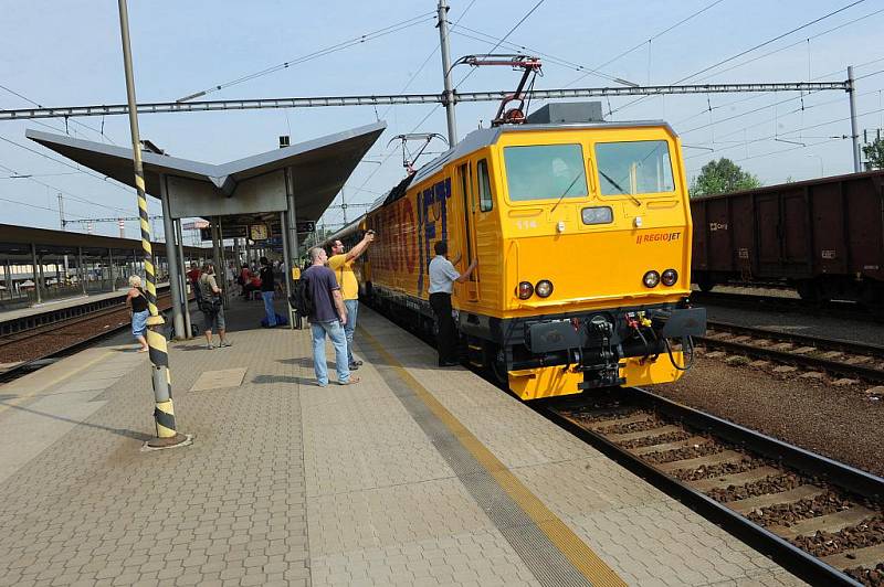 Na koleje dnes vyjel první žlutý expres RegioJet společnosti Student Agency. Zatím jen k propagaci. Cestující sveze až koncem září. 