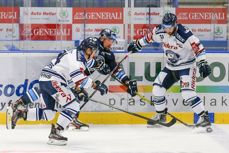 Utkání 3. kola hokejové extraligy: HC Vítkovice Ridera - Bílí Tygři Liberec, 20. září 2019 v Ostravě. Zleva Jan Schleiss z Vítkovic a Peter Trška z Vítkovic.