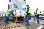 Dvě tramvaje se střetly v ulici Pavlovově v Ostravě-Zábřehu. V prostoru výhybky jedna ze souprav najela do špatného směru a narazila do zadní části tramvaje, která ji v té chvíli míjela. 