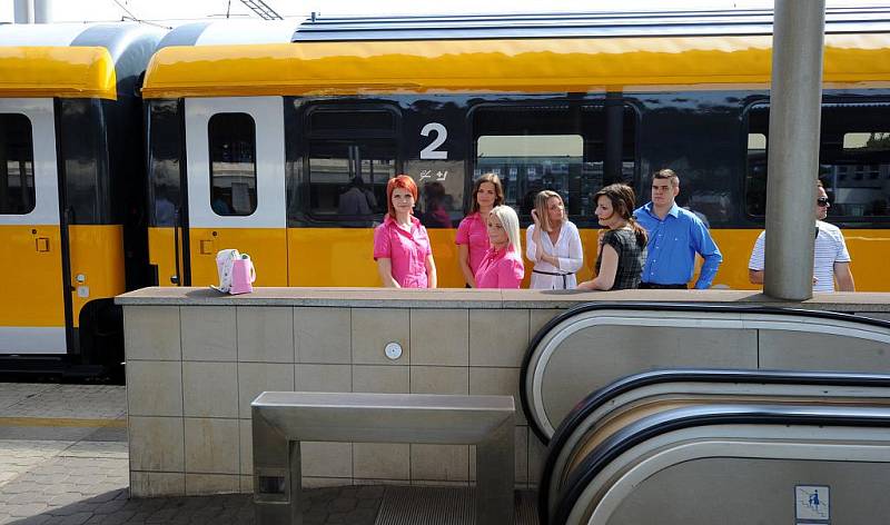 Na koleje dnes vyjel první žlutý expres RegioJet společnosti Student Agency. Zatím jen k propagaci. Cestující sveze až koncem září. 