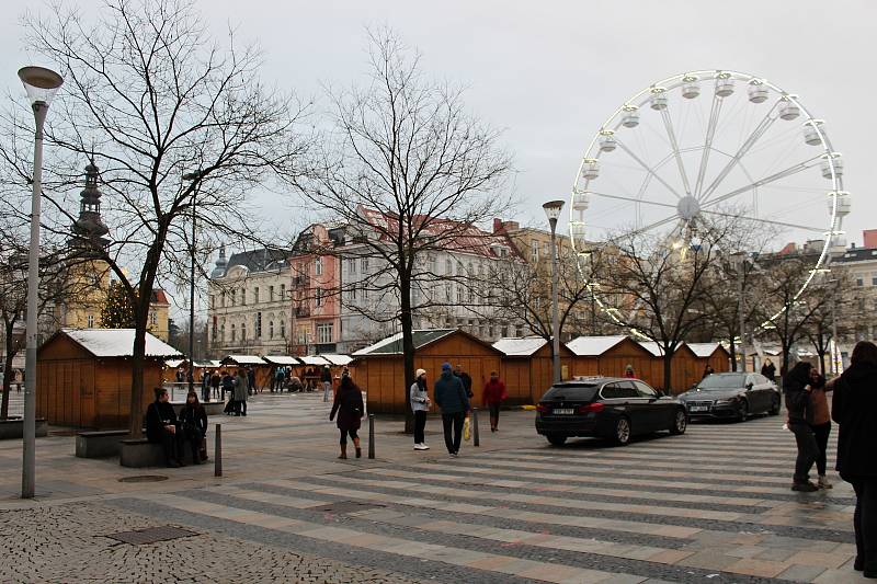 Zatímco Masarykovo náměstí v Ostravě zelo v sobotu 27. listopadu 2021 odpoledne kvůli zákazu pořádání adventních trhů téměř prázdnotou, v nákupních centrech byly stovky lidí.