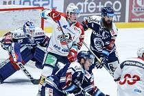 Hokejové utkání Tipsport extraligy v ledním hokeji mezi HC Dynamo Pardubice (v bíločerveném) a HC Vítkovice Ridera (v modrobílém) v pardudubické enterie areně.
