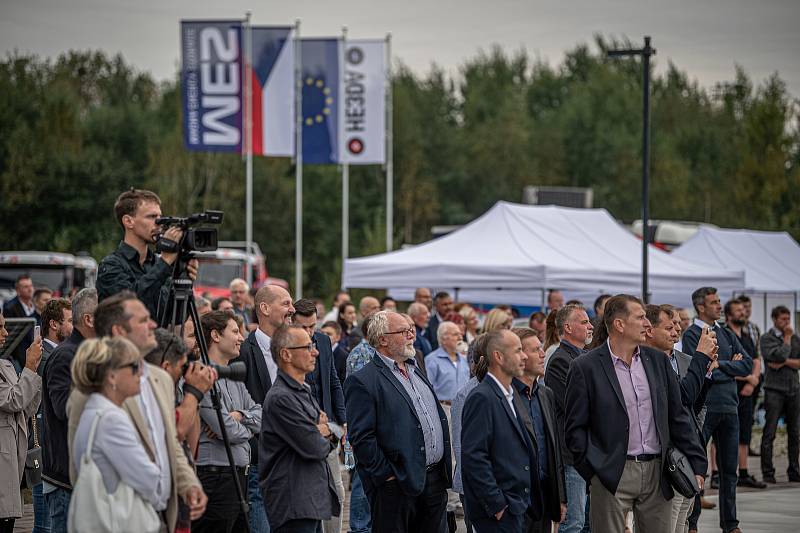 Společnost Magna Energy Storage (MES) otevřela v průmyslové zóně po bývalém černouhelném Dole František továrnu na výrobu vysokoenergetických akumulátorů HE3DA, 17. září 2020 v Horní Suché.