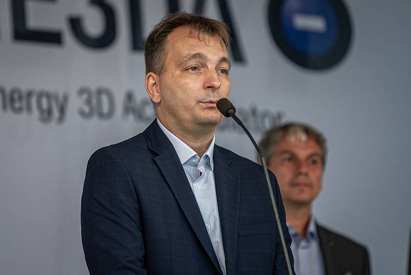 Společnost Magna Energy Storage (MES) otevřela v průmyslové zóně po bývalém černouhelném Dole František továrnu na výrobu vysokoenergetických akumulátorů HE3DA, 17. září 2020 v Horní Suché. Spolumajitel HE3DA a autor projektu Magna Energy Storage Radomír 