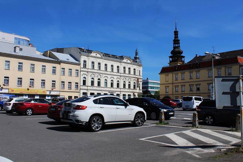 Místo parkoviště u Ostravského muzea vyroste rozsáhlý bytový dům s podloubím a podzemním parkovištěm. Bytové domy vzniknou i na dvou dalších místech - u kostela a u jatek. To by měly být nové adresy pro bydlení v centru Ostravy. 