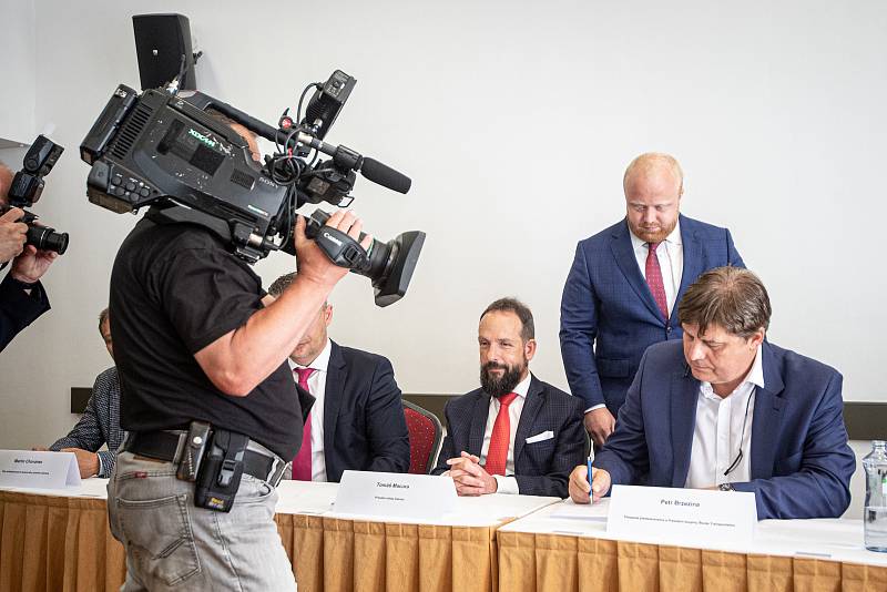 Prodej (podpis smlouvy) EKOVA ELECTRIC a.s. společnosti Škoda Transportation a.s., 7. července 2020 v Ostravě.