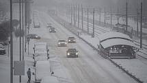 Sníh komplikuje dopravu na mnoha místech v kraji, 8. února 2021 v Ostravě.