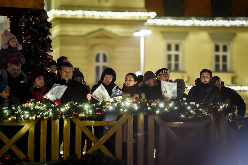 Akce Deníku Česko zpívá koledy na Masarykově náměstí v Ostravě, středa 12. prosince 2018.