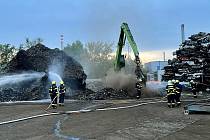 Požár autovrakoviště v Ostravě, 7. června 2023.