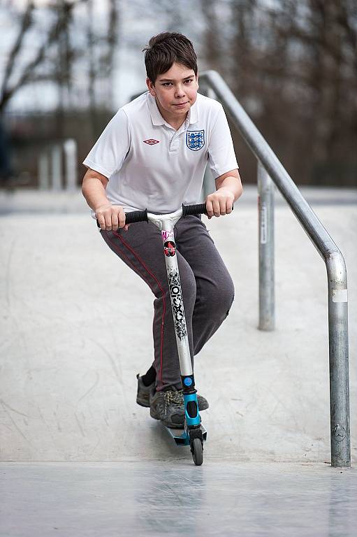 BIKEPARK. Do porubského skateparku pod Biskupským gymnáziem se sjíždějí teenageři z celého kraje. Od července jich ještě přibude, dočkají se totiž i speciální dráhy určené pro kola a koloběžky.