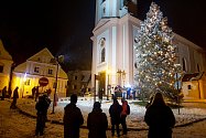 Vystoupení s vánočními písněmi na náměstí u kostela sv. Jana Pavla Nepomuckého. 29. listopadu 2020 ve Štramberku.