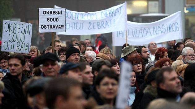 Demonstrace na Jiráskově náměstí v centru Ostravy proti snižování platů státním zaměstancům.