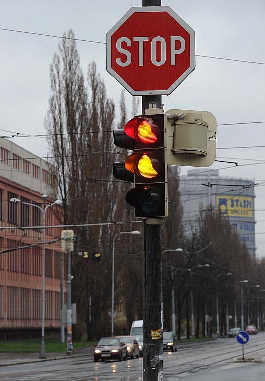 Vyšší svítivost, mnohonásobně delší životnost, nižší náklady na údržbu, a to vše při výrazně nižší spotřebě elektrické energie přináší světelná signalizace s LED technologií, která byla nyní poprvé instalována v Ostravě, konkrétně na Mariánském náměstí.