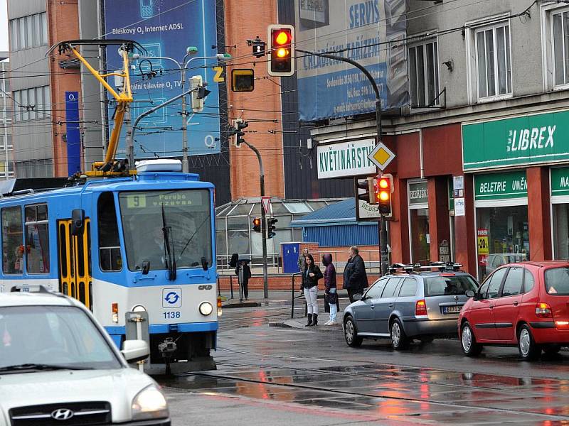 Vyšší svítivost, mnohonásobně delší životnost, nižší náklady na údržbu, a to vše při výrazně nižší spotřebě elektrické energie přináší světelná signalizace s LED technologií, která byla nyní poprvé instalována v Ostravě, konkrétně na Mariánském náměstí.