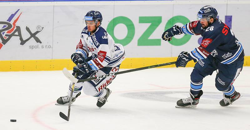 Utkání 3. kola hokejové extraligy: HC Vítkovice Ridera - Bílí Tygři Liberec, 20. září 2019 v Ostravě. Zleva Jozef Baláž z Vítkovic a Rostislav Marosz z Liberce.