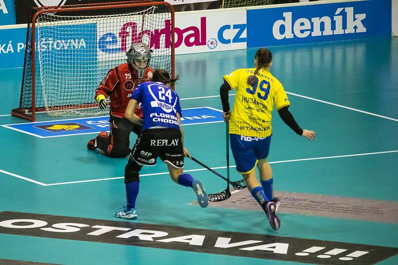 Florbalistky Ostravy (ve žlutém) porazily v olomouckém finále Chodov 8:6 a získaly pohár. Foto: Radek Hloch