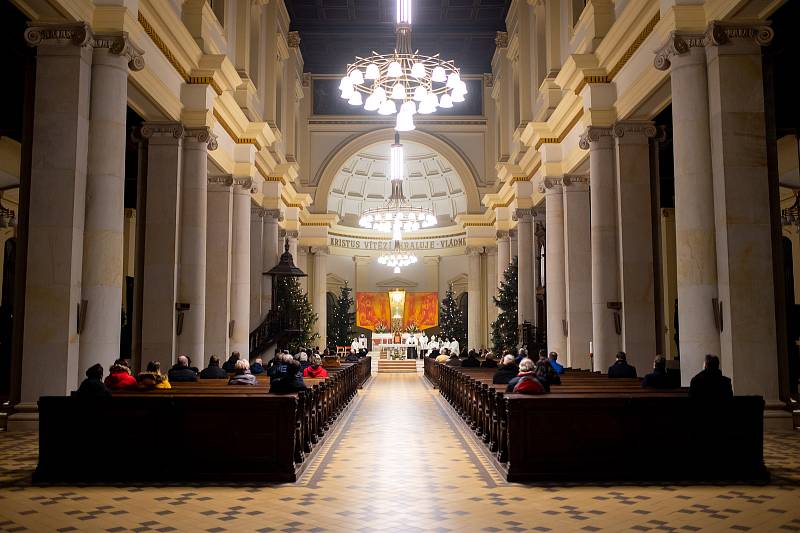 Noční pontifikální mše sv. v katedrále Božského Spasitele. Celebrantem bohoslužby byl biskup Martin David. 24. prosince 2020 v Ostravě.