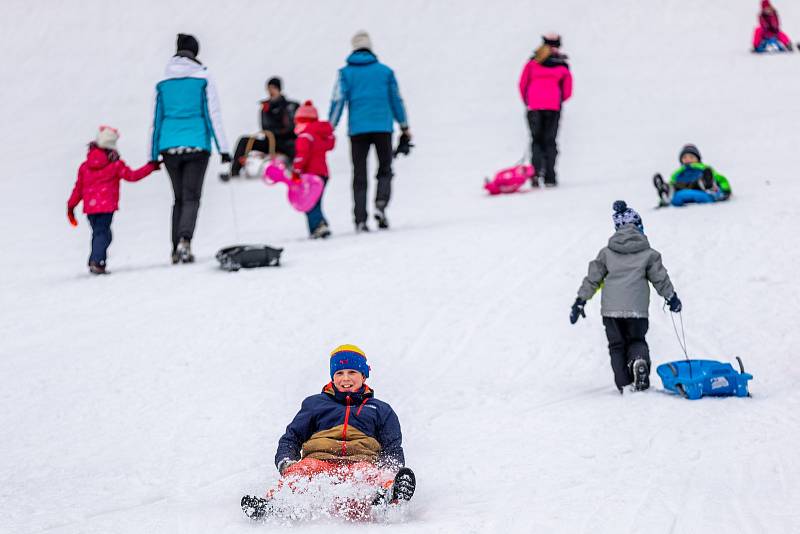 Sněhová nadílka přilákala rodiny s dětmi na Bílou, 9. ledna 2021 Beskydy.