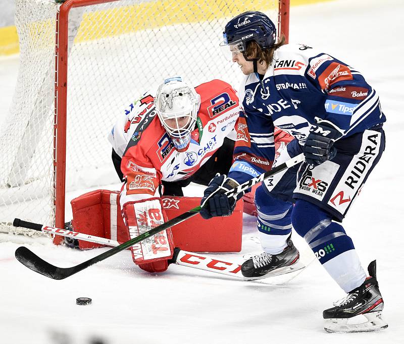 Utkání 24. kola hokejové extraligy: HC Vítkovice Ridera - HC Dynamo Pardubice, 4. prosince 2020 v Ostravě. (zleva) brankář Pardubic Pavel Kantor a Alexandre Mallet z Vítkovic.