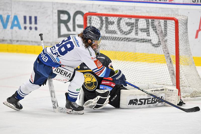 Utkání 40. kola hokejové extraligy: HC Vítkovice Ridera - HC Litvínov, 22. ledna 2023, Ostrava. (zleva) Peter Mueller z Vítkovic a brankář Litvínova Šimon Zajíček.