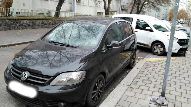 Červená Škoda Felicia z místa odjela, na stejném místě se ale zanedlouho objevil VW Golf. Řidič naštěstí pro sebe odjel dříve, než také dostal botičku.