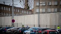 Stavba nové zdi ve Věznici Heřmanice, 15. dubna 2020.