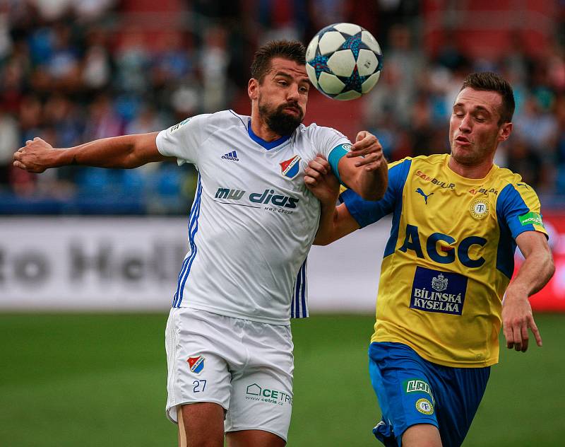 I. liga, 4. kolo, FC Baník - FK Teplice: 3 : 3, na snímku vlevo Milan Baroš, vpravo Aleksandar Šušnjar