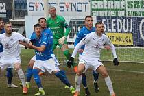 Fotbalisté Baníku Ostrava (v modrém) prohráli nedělní utkání 24. kola FORTUNA:LIGY na Slovácku 1:2.