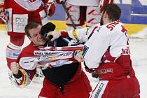 Památná bitka Václava Varadi s Jiřím Vašíčkem ze Slavie Praha v extraligovém play off.