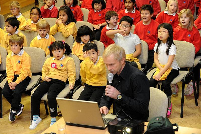 Školáci z ostravské 1st International School se ve středu setkali se známým horolezcem Leopoldem Sulovským.