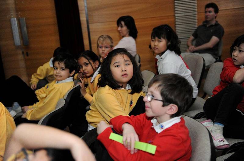 Školáci z ostravské 1st International School se ve středu setkali se známým horolezcem Leopoldem Sulovským.