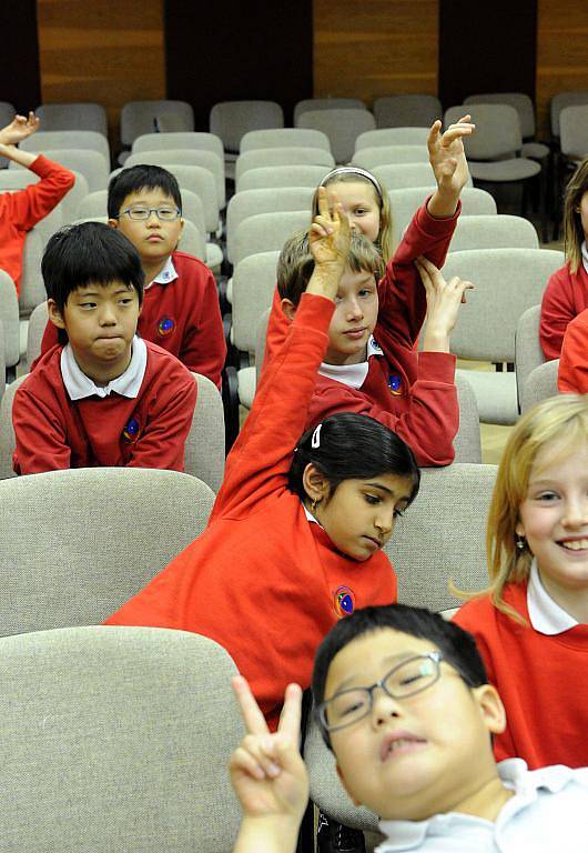 Školáci z ostravské 1st International School se ve středu setkali se známým horolezcem Leopoldem Sulovským.