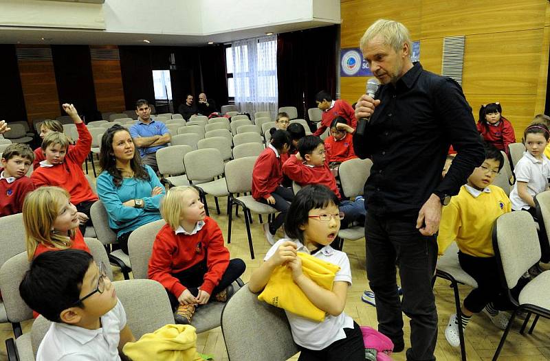 Školáci z ostravské 1st International School se ve středu setkali se známým horolezcem Leopoldem Sulovským.