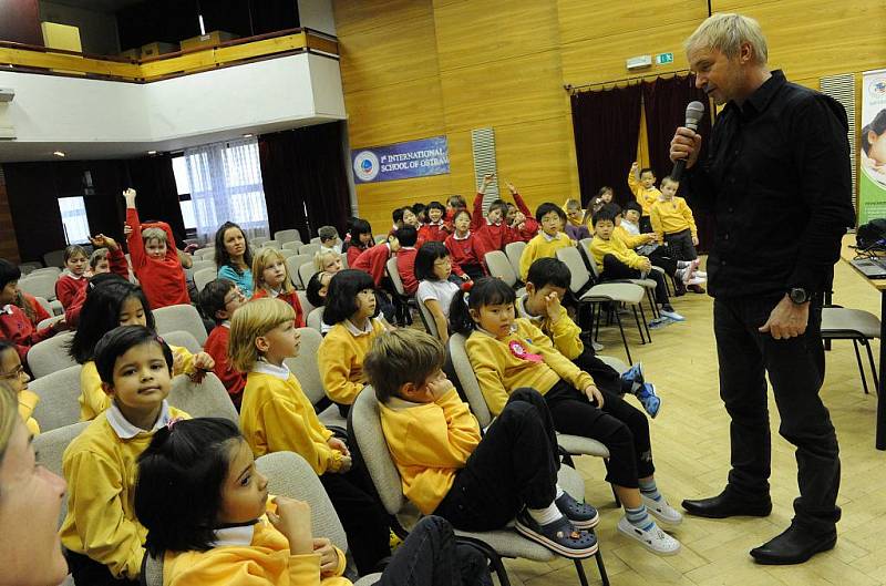 Školáci z ostravské 1st International School se ve středu setkali se známým horolezcem Leopoldem Sulovským.