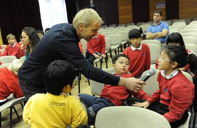 Školáci z ostravské 1st International School se ve středu setkali se známým horolezcem Leopoldem Sulovským.