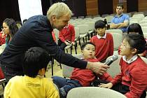 Školáci z ostravské 1st International School se ve středu setkali se známým horolezcem Leopoldem Sulovským.