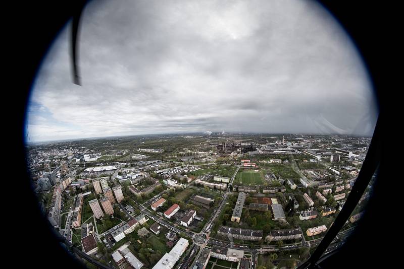 Vyhlídkový let nad Ostravou z Dolní Oblasti Vítkovice dne 22. dubna v Ostravě. Na snímku centrum Ostravy.