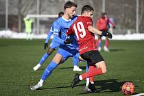 Fotbalisté Baníku Ostrava (v modrém) při prvním přípravném utkání proti Vyškovu.