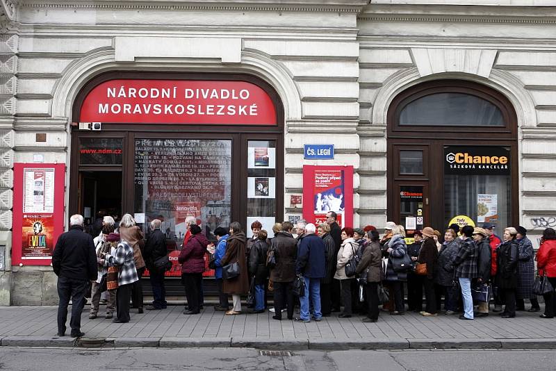 Vstupenky na premiéru muzikálu Evita už jsou beznadějně vyprodány. Na veřejnou generálku se včera u předprodeje vstupenek Národního divadla moravskoslezského vytvořila docela dlouhá fronta.