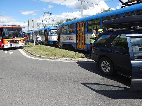 Nehoda ostravské tramvaje a terénního vozidla Opel Frontera se stala v pátek odpoledne před 15. hodinou v Ostravě-Hrabůvce v rušné čtyřproudé ulici Dr. Martínka, oddělené tramvajovým pásem.