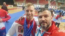 Gym Fighting Arena Ostrava-Poruba (ME v taekwondu ITF v chorvatské Poreči, 26. 3. až 2. 4. 2022). Zprava trenér Kamil Šamal a Stepan Knyshov.