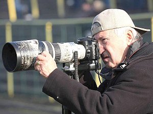 V AKCI. Mojmír Krecl fotí sportovní akce už čtyřicet let. „Jezdím skoro na všechny sporty – hlavně fotbal a hokej, ale taky na basket, či házenou.“
