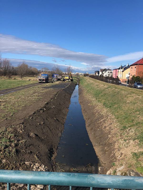 Odstraňování nánosů v Kateřinském potoce. Foto: Deník/Roman Brhel