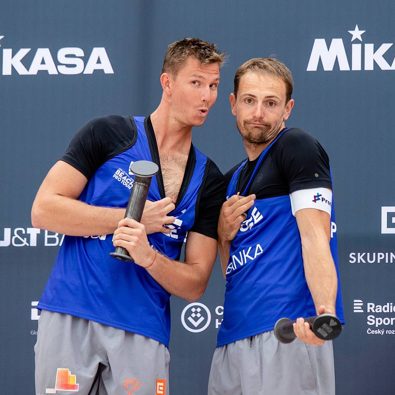 J&T Banka Ostrava Beach Pro - slavnostní ceremoniál, 29. května 2022 v Ostravě. Zleva David Schweiner (CZE), Ondřej Perušič (CZE).