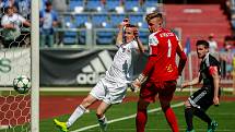 FC Baník Ostrava - 1.SC Znojmo. Zleva v šanci Martin Sus, Jiří Koukal