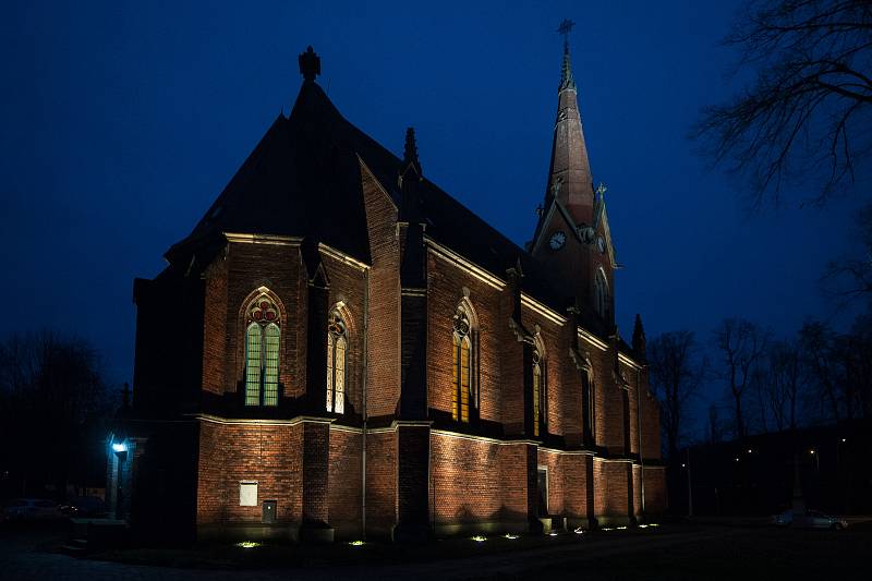 Římskokatolický farní kostel svatého Františka a Viktora v ostravské městské části Hrušov.